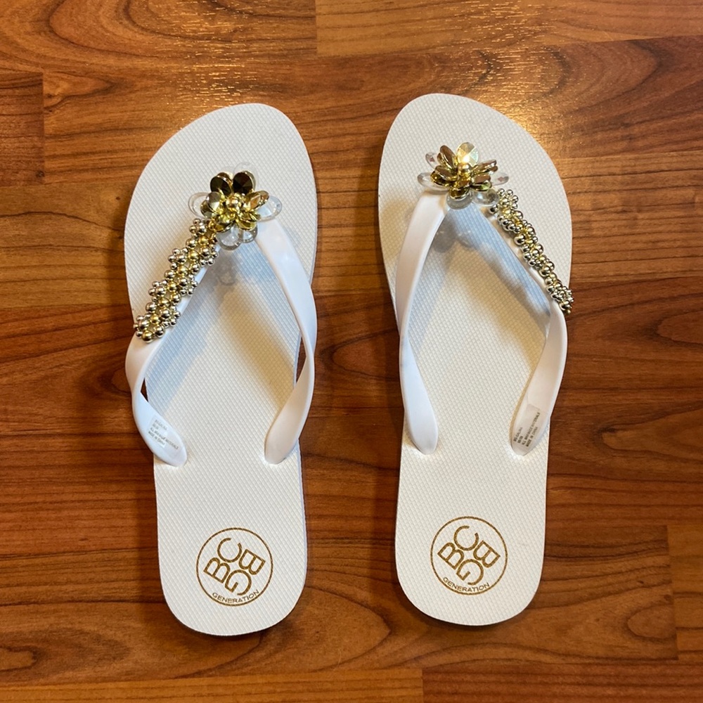 BCBG GENERATION EMBELLISHED FLIP FLOPS SIZE 9